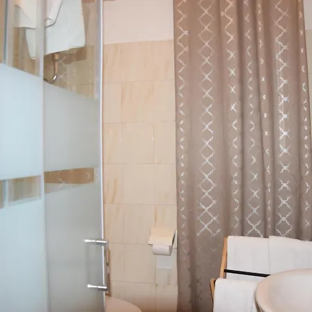 Royal Garden 公寓 *